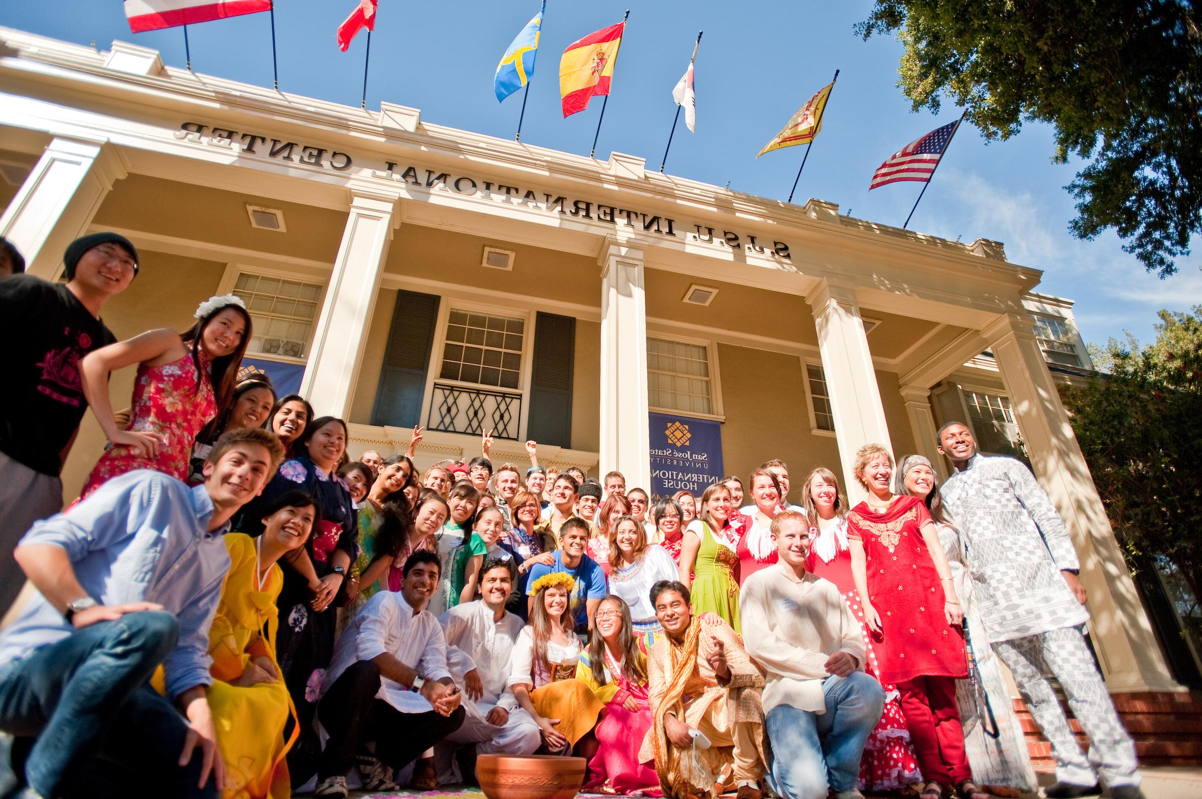A group of international students pose outside the 菠菜网lol正规平台 International Center.